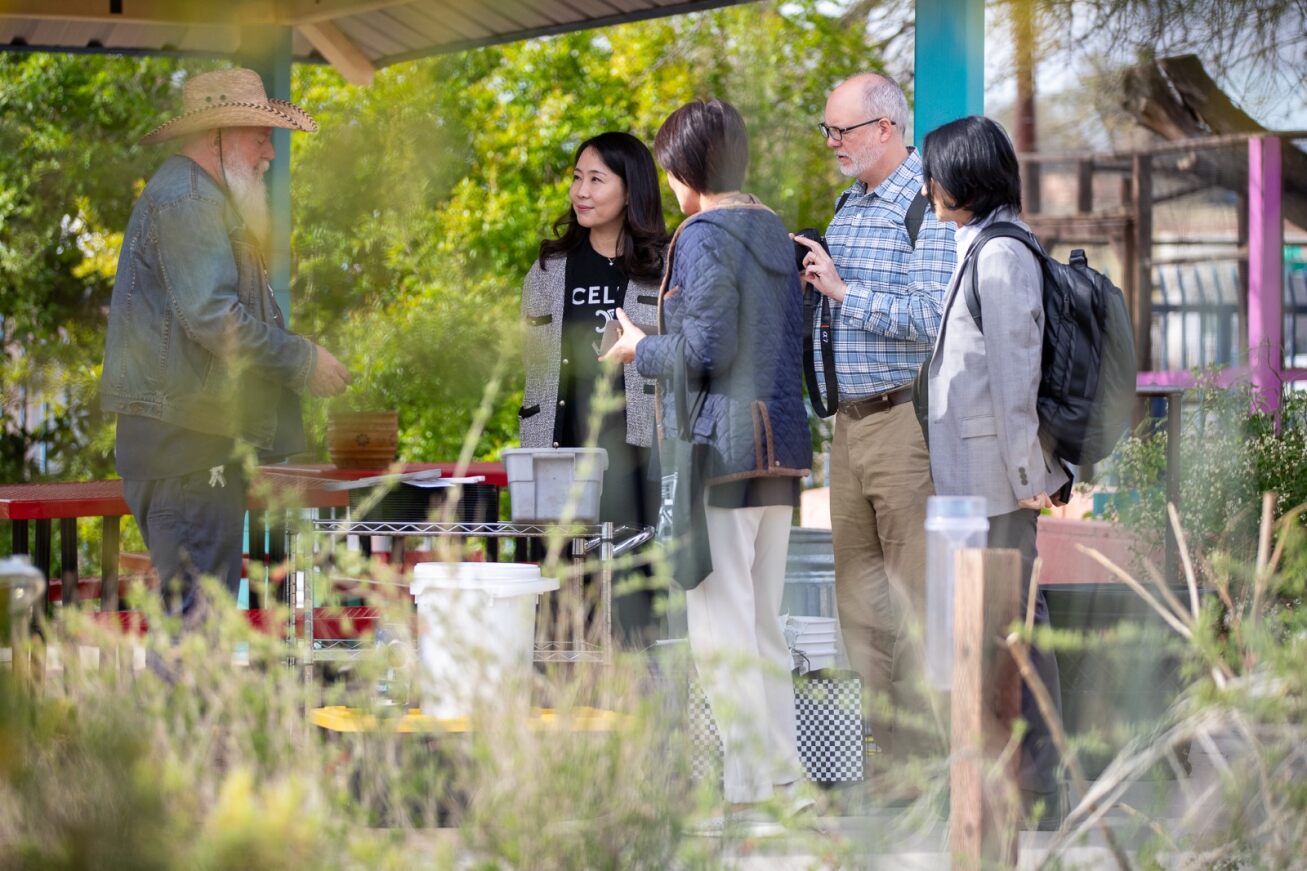 Japanese researchers visit Ochoa's garden.